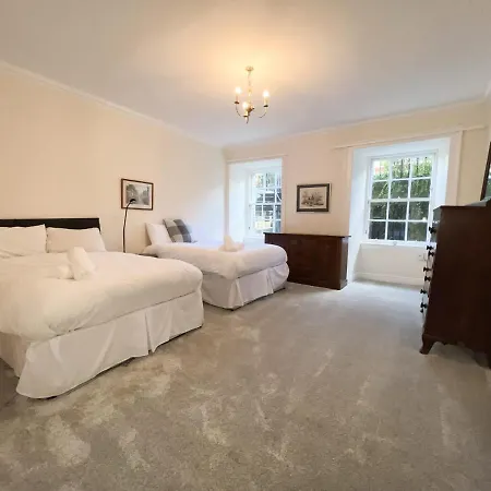 Spacious Flat Sleeps 8 Near Princes Street * 爱丁堡