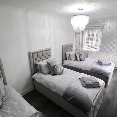 Perfect For Family Gatherings & Occasions, Sleeps 15 With Hot Tub * Edinburgh
