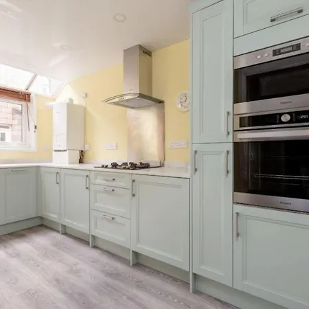 Family Friendly Garden Flat Apartment *