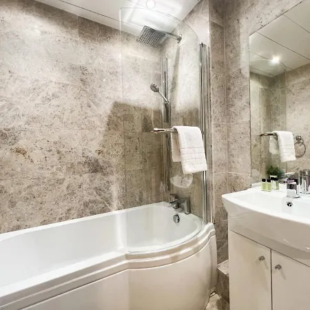 Spacious Flat Sleeps 8 Near Princes Street Lägenhet *