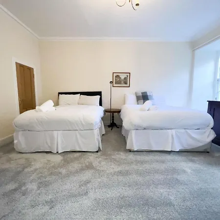 Spacious Flat Sleeps 8 Near Princes Street Edinburg