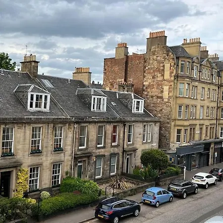 Gilmore Place - Beautiful 2 Bedroom Townhouse Flat