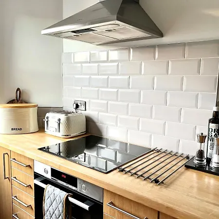 Gilmore Place - Beautiful 2 Bedroom Townhouse Flat