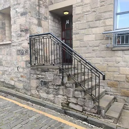 Next To The Palace And Royal Mile With Parking *