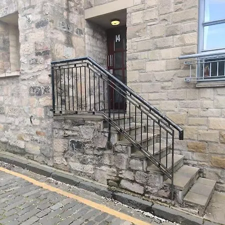 Next To The Palace And Royal Mile With Parking *