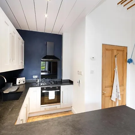Altido Striking Apt Near Fountain Park * Edinburgh