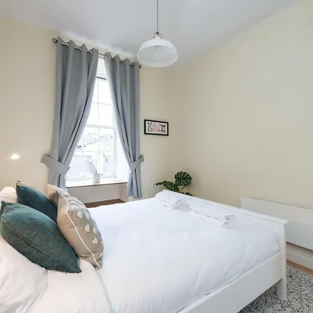 Bright And Modern 2 Bed Apartment