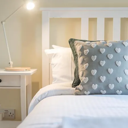 Bright And Modern 2 Bed *