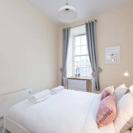 Bright And Modern 2 Bed Apartment *