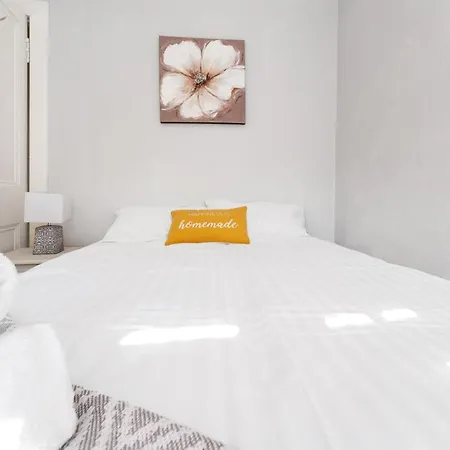 Apartment 2 Bedroom Centre - Royal Mile - Castle & Waverley Train Station - Sleeps 4 Edinburgh