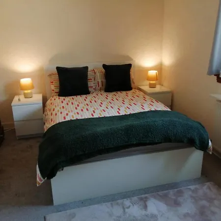 Apartment 2- Bedroom Flat With Free Parking