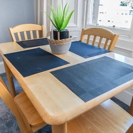 Apartment 2 Bedroom Centre - Royal Mile - Castle & Waverley Train Station - Sleeps 4