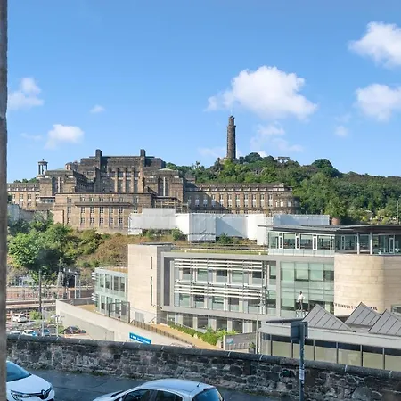 2 Bedroom Centre - Royal Mile - Castle & Waverley Train Station - Sleeps 4 *