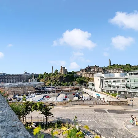 2 Bedroom Centre - Royal Mile - Castle & Waverley Train Station - Sleeps 4