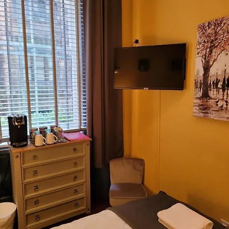 The - No 8 * Édimbourg