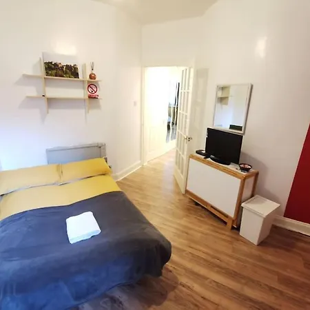 Grassmarket Bijou Budget Ground Floor *
