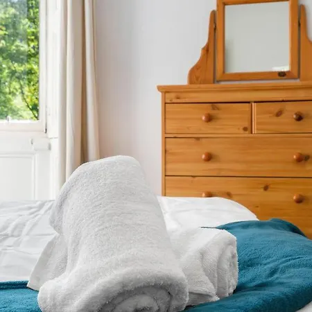 Apartment 2 Bedroom Centre - Royal Mile - Castle & Waverley Train Station - Sleeps 4