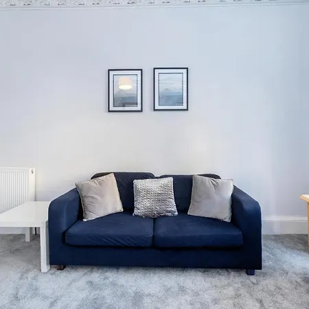 2 Bedroom Centre - Royal Mile - Castle & Waverley Train Station - Sleeps 4 *