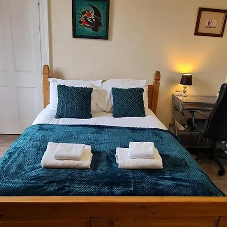 Spacious Ensuite In Centre - Five Star Amenities - Excellent Location *