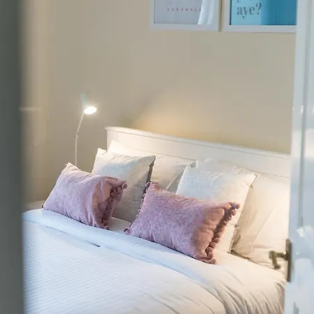 Bright And Modern 2 Bed *