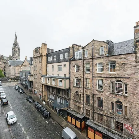 Bright And Modern 2 Bed Apartment