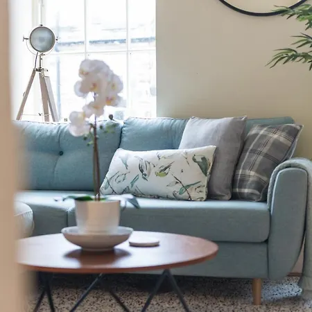 Bright And Modern 2 Bed Apartment