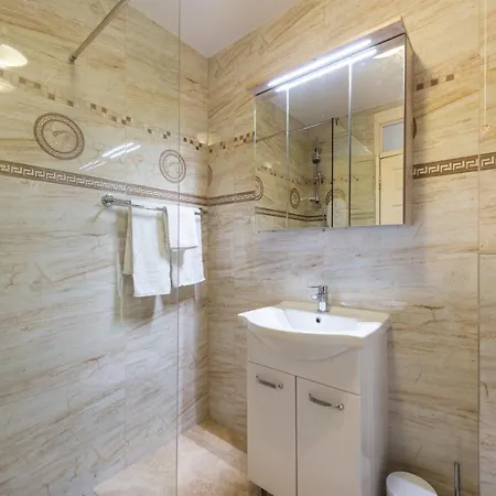 Bright And Modern 2 Bed Apartment