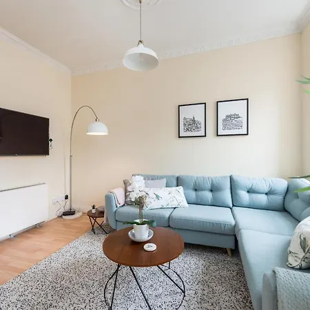 Bright And Modern 2 Bed Apartment