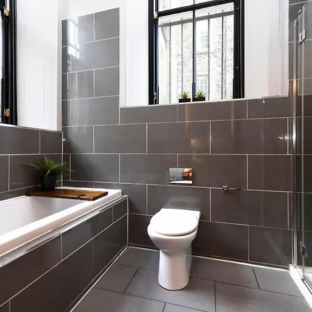 Appartamento Joivy Chic 2br With Views At The Heart Of Old Town Edimburgo
