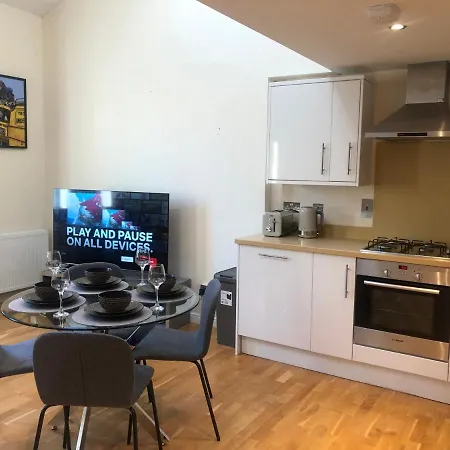 Private Parking 2 Bed 2 Bath Apartment Edinburgh