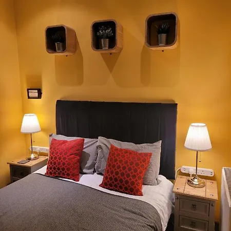 The - No 8 Édimbourg