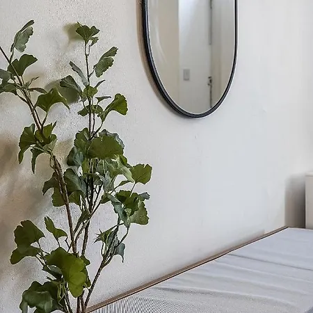 Lejlighed Centre 2 Bedroom Main Door *