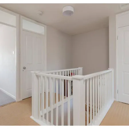 Altido Stylish Townhouse In Cool Stockbridge Apartment