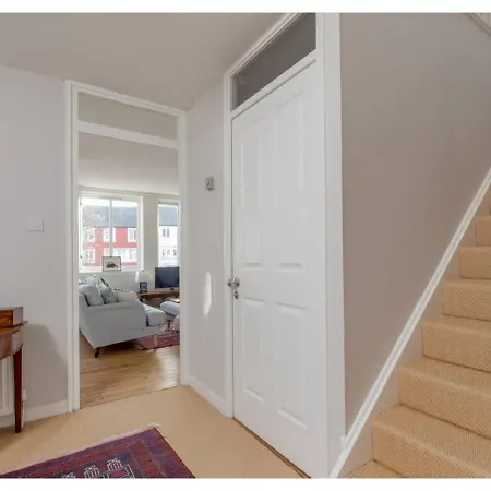 Altido Stylish Townhouse In Cool Stockbridge Apartment