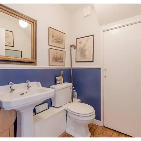 Altido Stylish Townhouse In Cool Stockbridge