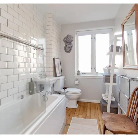 Altido Stylish Townhouse In Cool Stockbridge