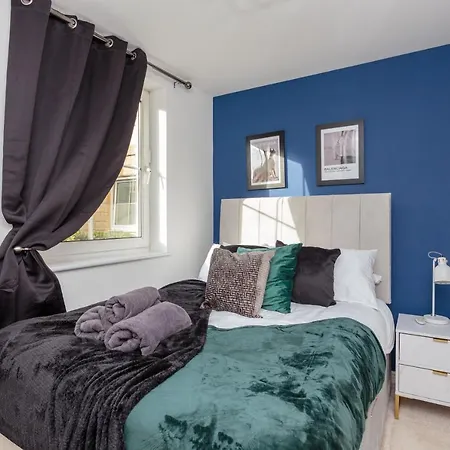 Stylish 2 Bedroom In Apartment *