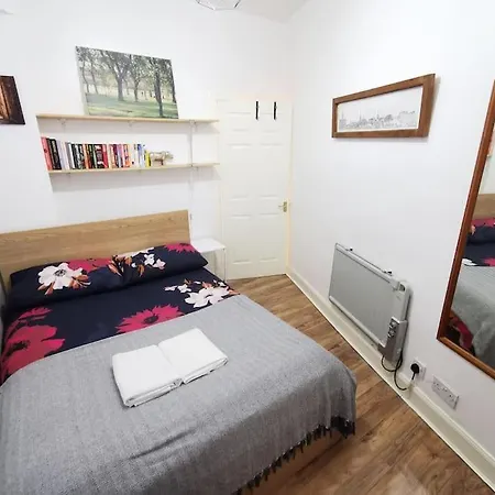 Grassmarket Bijou Budget Ground Floor Apartment *