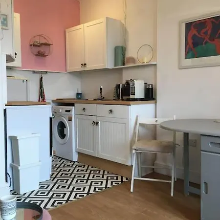 Cosy Nest By The Sea, Portobello Apartment *