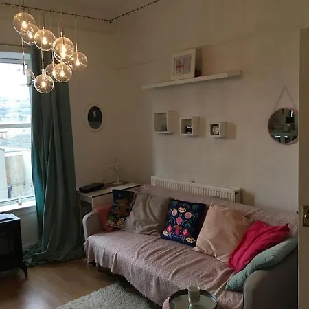 Cosy Nest By The Sea, Portobello Apartment *