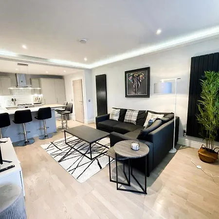 Apartmán Modern 3 Bedroom Apartment, West End *