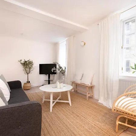 Altido Gorgeous Old Town Flat *