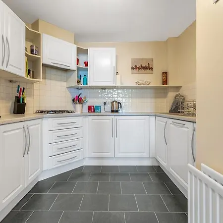 Apartament Modern 1br Flat - Free Parking + Lift