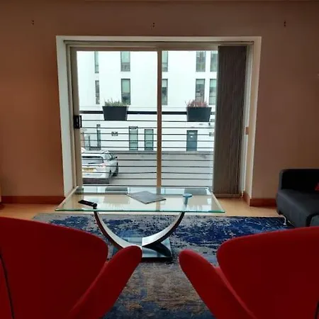 West End & Eicc With Parking Apartamento