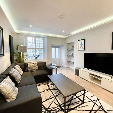 Modern 3 Bedroom Apartment, West End Edinburgh