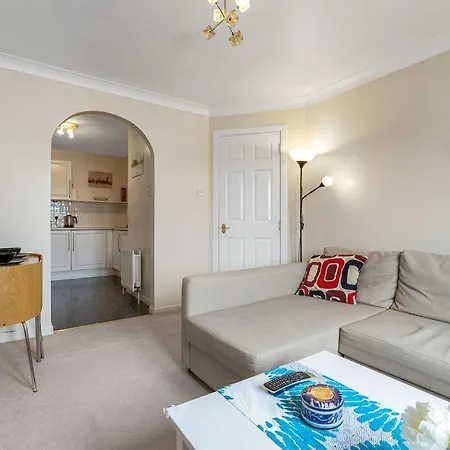 Apartment Modern 1br Flat - Free Parking + Lift *