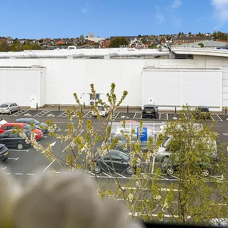 Modern 1br Flat - Free Parking + Lift