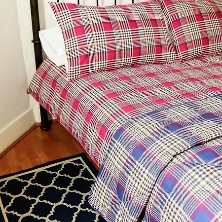 Stockbridge Area Cosy & Quiet Room, In Family Flat - 1 Female Guest Only *