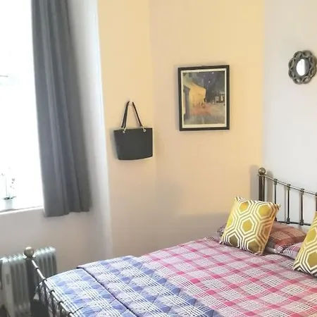 Stockbridge Area Cosy & Quiet Room, In Family Flat - 1 Female Guest Only Séjour chez l'habitant