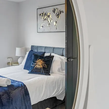 Apartamento Modern & Spacious 2 Bedroom House - Free Parking - Front & Back Garden - Private Main Door Entrance *